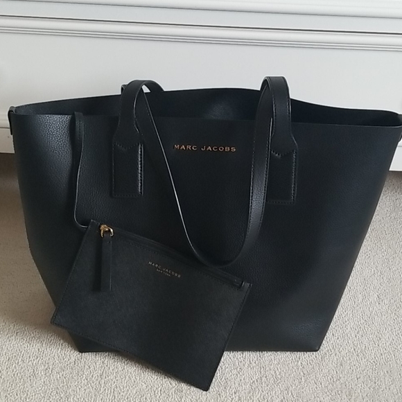 Marc Jacobs Handbags - Marc Jacobs leather tote
